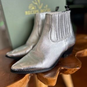Steve Madden metallic silver Chelsea ankle boots with star pull tab size 7.5